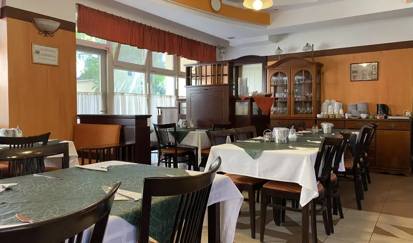 Tisza Alfa Hotel Szeged - Nyugd�jas kedvezm�nyes �rak reggelis ell�t�ssal (1 �jt�l)