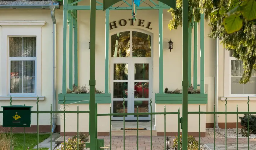 Aquasol Resort Mosonmagyarvr - Nyugdjas kedvezmnyes r reggelivel, frdbelpvel (1 jtl)