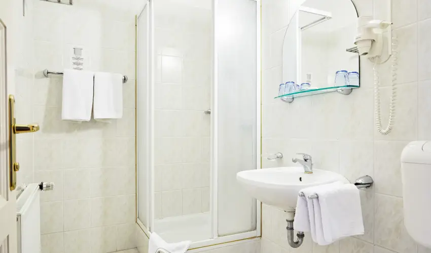 Astoria Hotel �s �tterem Balatonf�red - Nyugd�jas kedvezm�nyes �rak f�lpanzi�s ell�t�ssal (1 �jt�l)