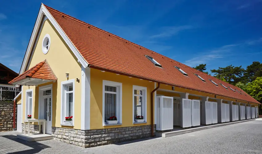 Astoria Hotel �s �tterem Balatonf�red - Nyugd�jas kedvezm�nyes �rak f�lpanzi�s ell�t�ssal (1 �jt�l)