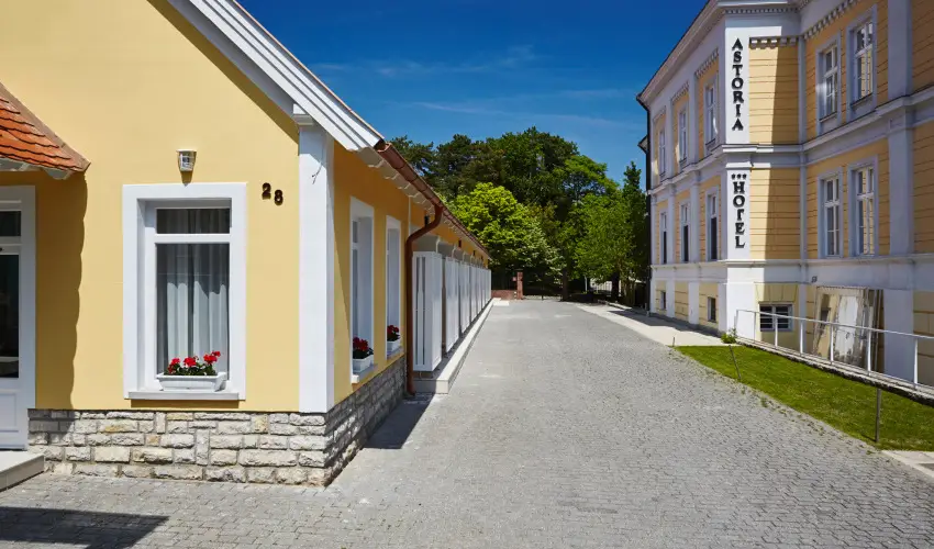 Astoria Hotel �s �tterem Balatonf�red - Nyugd�jas kedvezm�nyes �rak f�lpanzi�s ell�t�ssal (1 �jt�l)