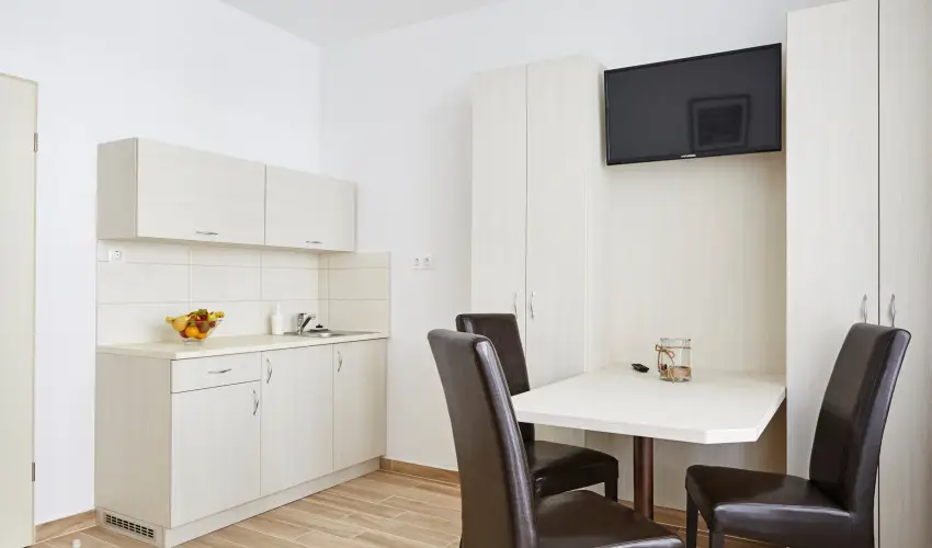 Astoria Hotel �s �tterem Balatonf�red - Nyugd�jas kedvezm�nyes �rak f�lpanzi�s ell�t�ssal (1 �jt�l)