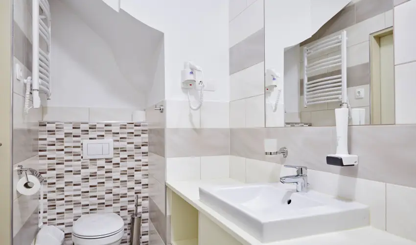 Astoria Hotel �s �tterem Balatonf�red - Nyugd�jas kedvezm�nyes �rak f�lpanzi�s ell�t�ssal (1 �jt�l)