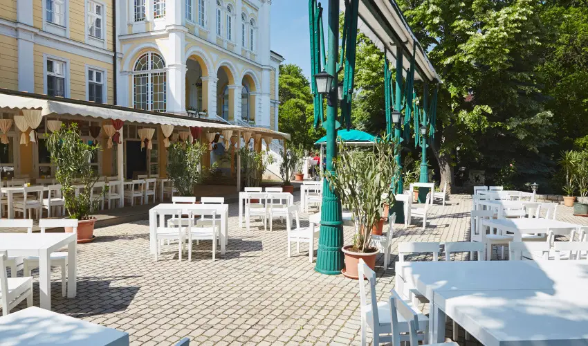 Astoria Hotel �s �tterem Balatonf�red - Nyugd�jas kedvezm�nyes �rak f�lpanzi�s ell�t�ssal (1 �jt�l)