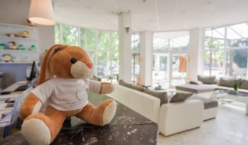 CE Napf�ny Hotel  Si�fok - Napf�nyes balatoni pihen�s (1 �jt�l)