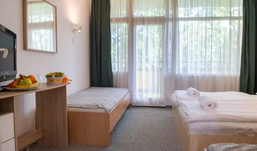 CE Napf�ny Hotel  Si�fok - Napf�nyes balatoni pihen�s (1 �jt�l)