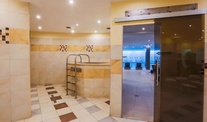 CE Plaza Hotel Si�fok - Nyer� p�ros h�tv�ge Zolt�n Erik�val (2 �jszaka)