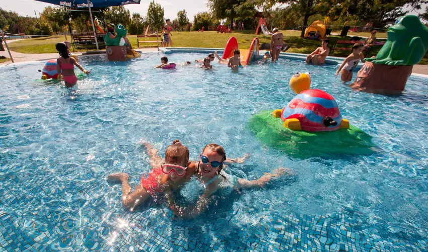 Cegldfrd Apartmanpark s Kemping Cegld - Htvgi ajnlat Cegldfrdbe, jszakai frdzssel (min. 2 j)