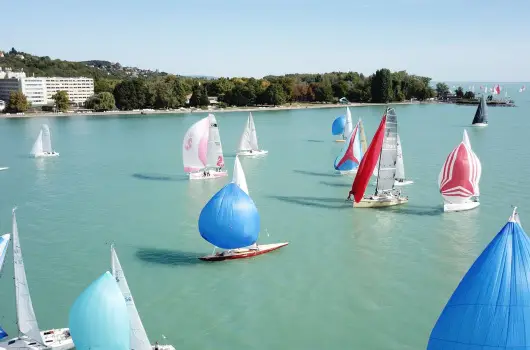 Club Tihany Hotel - Nyugd�jas kedvezm�nyes �rak f�lpanzi�s ell�t�ssal - teljes el�refizet�ssel (1 �jt�l)