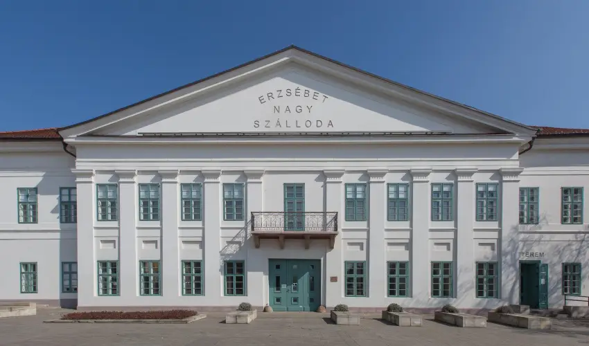 Erzsbet Nagy Szlloda Paks - Senior ajnlat (min. 2 j)