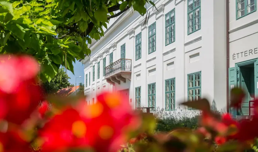 Erzsbet Nagy Szlloda Paks - Senior ajnlat (min. 2 j)