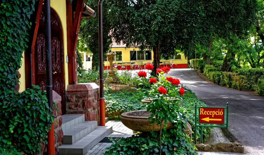 Fried Kast�ly Hotel Simontornya - Nyugd�jas kedvezm�nyes �rak f�lpanzi�s ell�t�ssal (1 �jt�l)