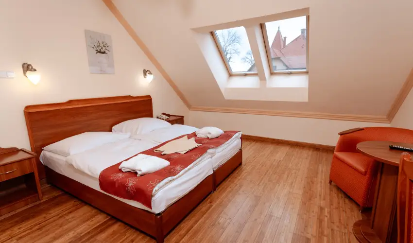 Fried Kast�ly Hotel Simontornya - Nyugd�jas kedvezm�nyes �rak f�lpanzi�s ell�t�ssal (1 �jt�l)