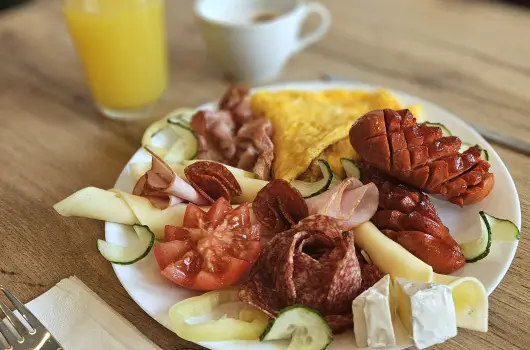 Holdvir�g Hotel - Nyugd�jas kedvezm�nyes �r reggelivel (1 �jt�l)