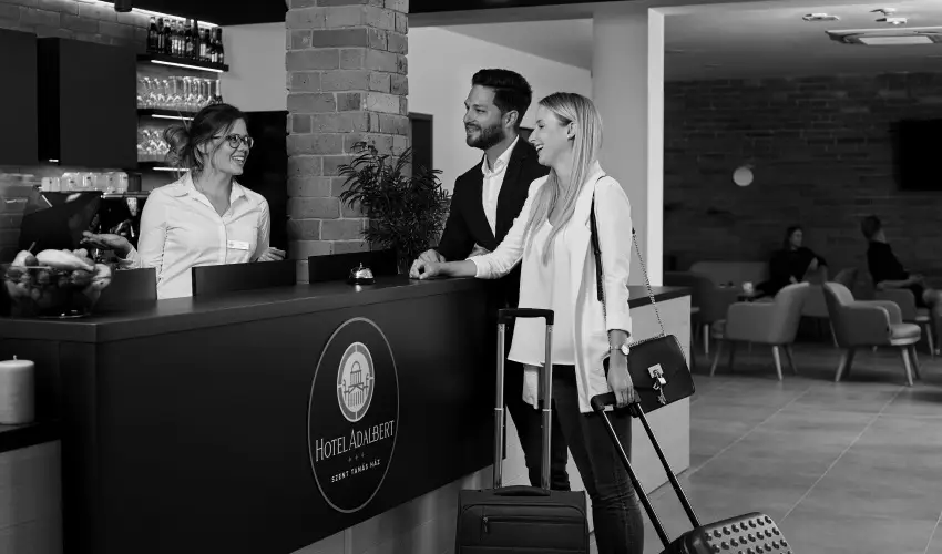 Hotel Adalbert - Szent Tam�s H�z Esztergom - Csobbanjon a ny�rba! (min. 2 �j)