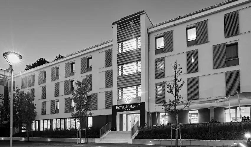 Hotel Adalbert - Szent Tam�s H�z Esztergom - Csobbanjon a ny�rba! (min. 2 �j)