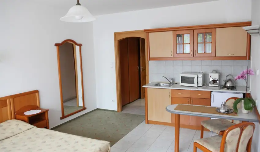 gnes Hotel Hvz - Nyugdjas kedvezmnyes rak reggelis elltssal (1 jtl)