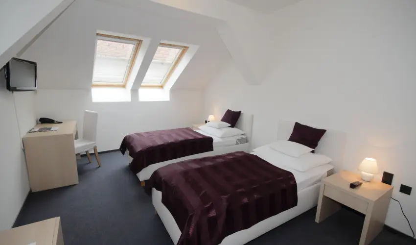 Hotel Arkadia Pcs - Nyugdjas kedvezmnyes rak reggelis elltssal (1 jtl)