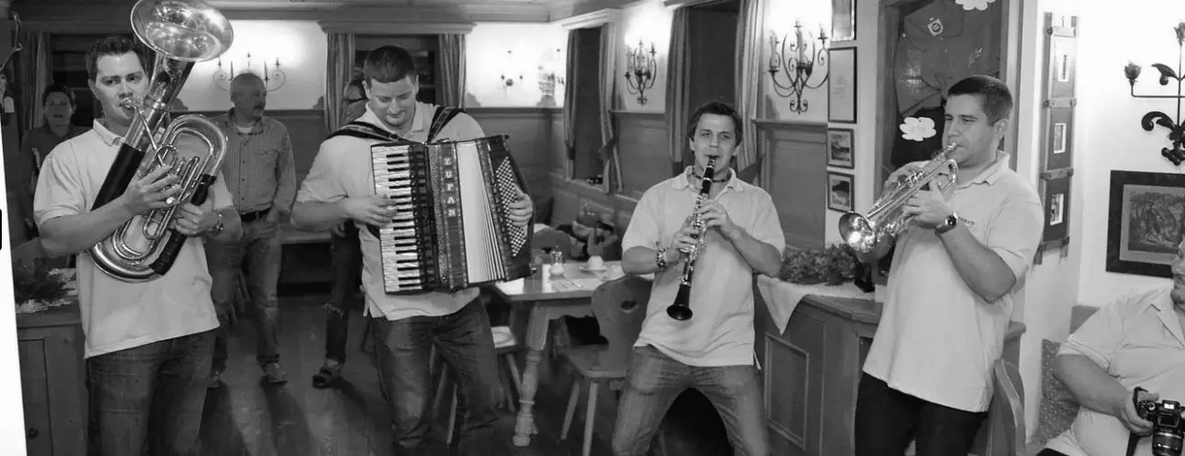 Hotel Eurpa Gunaras Dombvr - Mrton napi 4 fogsos libavacsora az Unterrock zenekarral (min. 2 j)