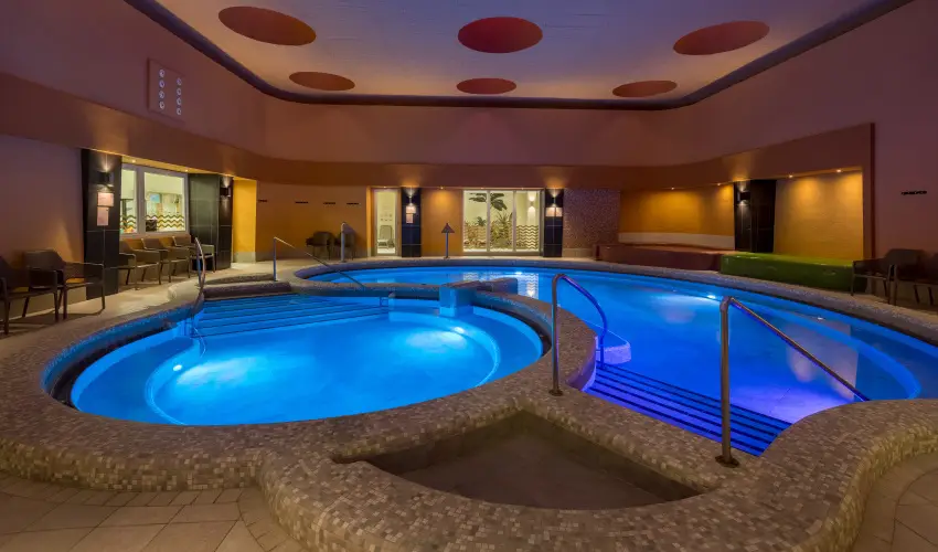 Hunguest Hotel Fl�ra Eger - Legjobb �r f�lpanzi�val, f�rd�bel�p�vel (min. 2 �j)