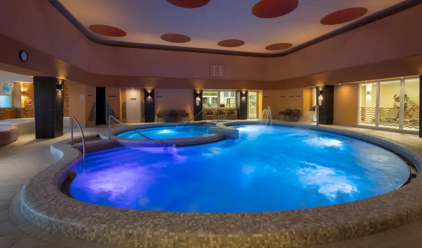 Hunguest Hotel Fl�ra Eger - Legjobb �r f�lpanzi�val, f�rd�bel�p�vel (min. 2 �j)