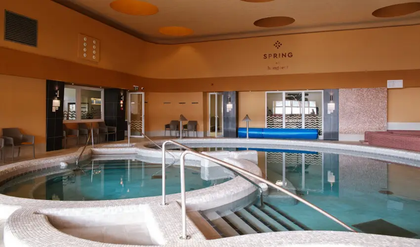 Hunguest Hotel Fl�ra Eger - Legjobb �r f�lpanzi�val, f�rd�bel�p�vel (min. 2 �j)
