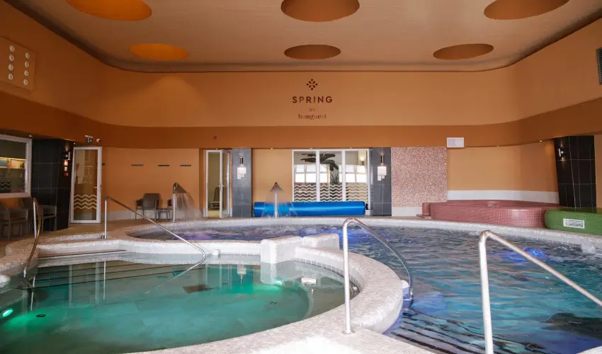 Hunguest Hotel Fl�ra Eger - Legjobb �r f�lpanzi�val, f�rd�bel�p�vel (min. 2 �j)