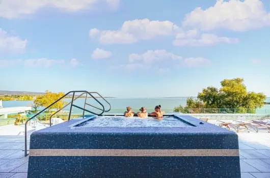 Hotel Helikon - Ikonikus felt�lt�d�s a Helikonban
