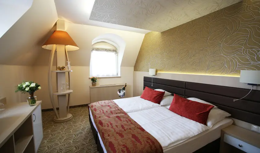 Hotel Kiss Tata - Nyugdjas kedvezmnyes rak reggelis elltssal (1 jtl)