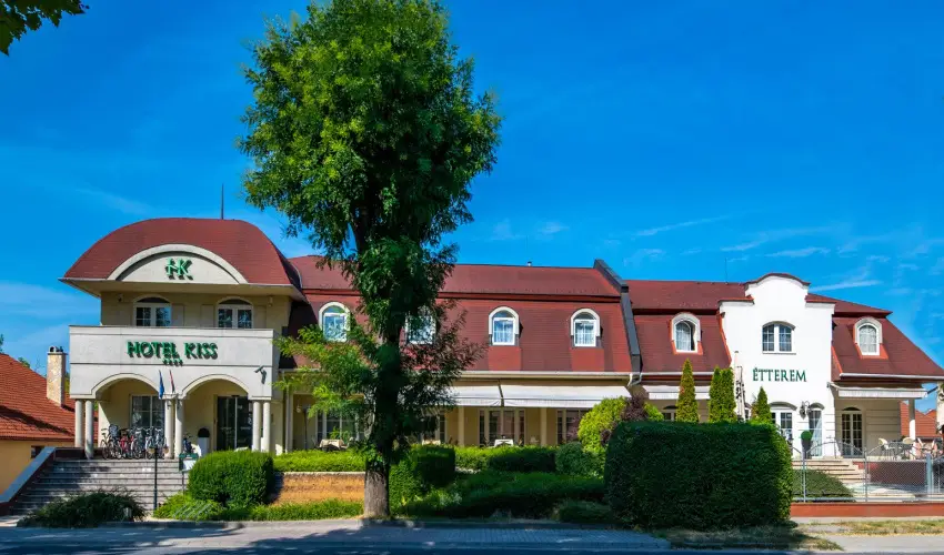Hotel Kiss Tata - Nyugdjas kedvezmnyes rak reggelis elltssal (1 jtl)