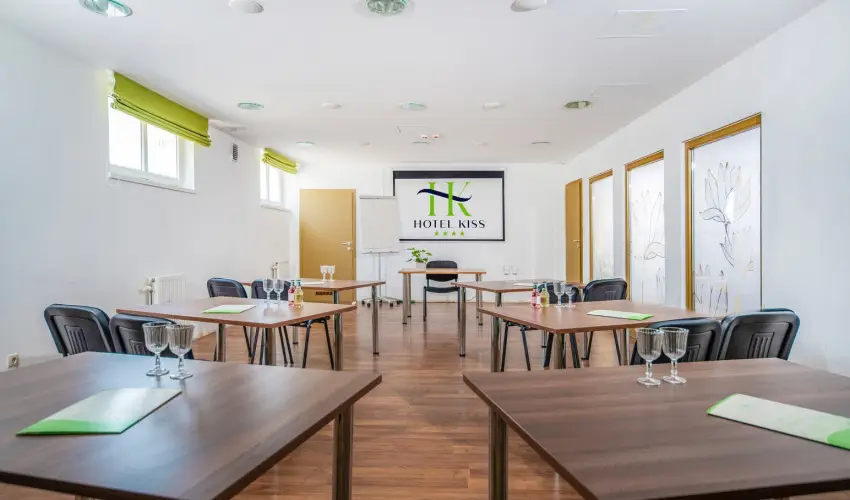 Hotel Kiss Tata - Nyugdjas kedvezmnyes rak reggelis elltssal (1 jtl)