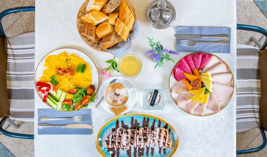 Hotel Kiss Tata - Nyugdjas kedvezmnyes rak reggelis elltssal (1 jtl)