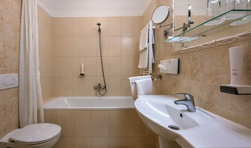 Hotel Kiss Tata - Nyugdjas kedvezmnyes rak reggelis elltssal (1 jtl)