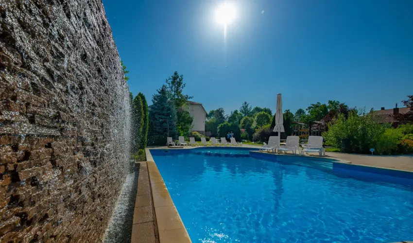 Hotel Kiss Tata - Nyugdjas kedvezmnyes rak reggelis elltssal (1 jtl)