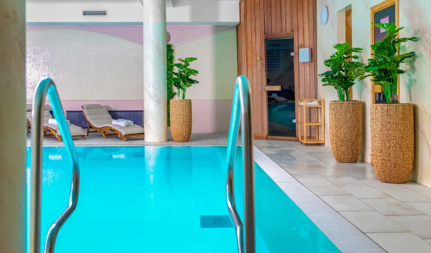 Hotel Kiss Tata - Nyugdjas kedvezmnyes rak reggelis elltssal (1 jtl)