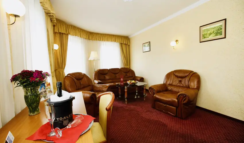 Hotel Korona Wellness, Rendezv�ny & Borhotel Eger Eger - Egri Bikav�r (min. 2 �j)