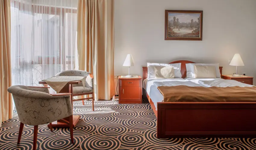 Sndor Hotel Pcs - Nyugdjas kedvezmnyes r reggelivel (1 jtl)