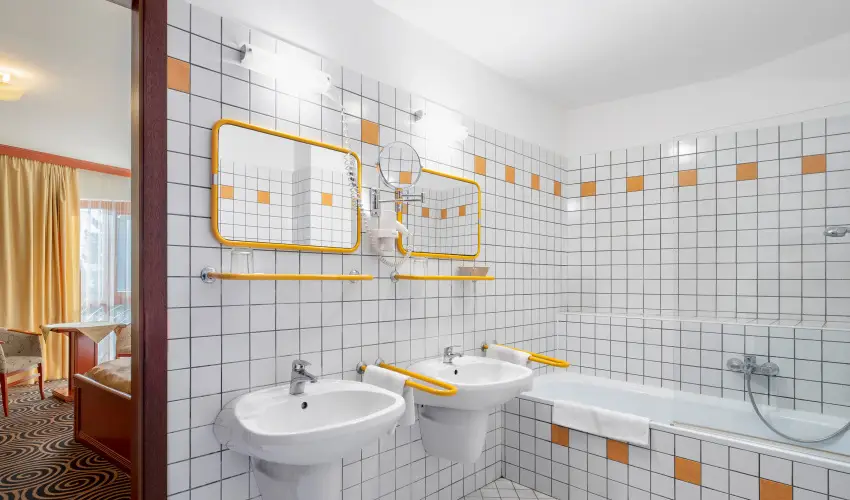 Sndor Hotel Pcs - Nyugdjas kedvezmnyes r reggelivel (1 jtl)