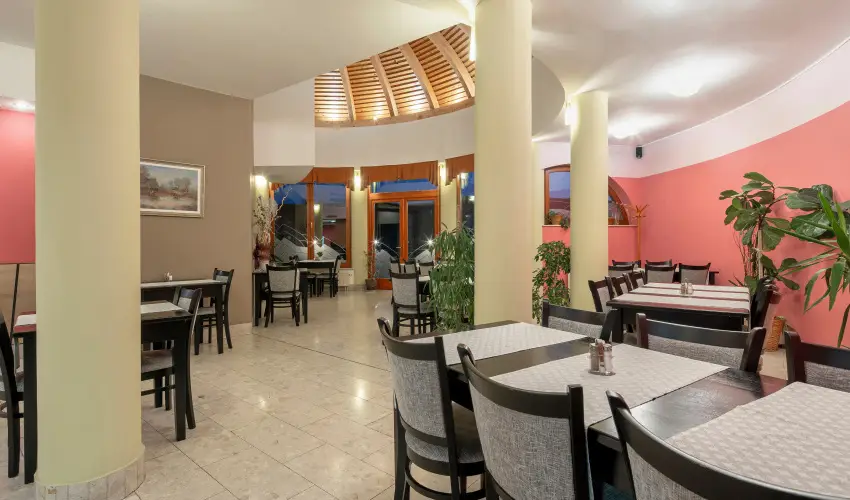 Sndor Hotel Pcs - Nyugdjas kedvezmnyes r reggelivel (1 jtl)