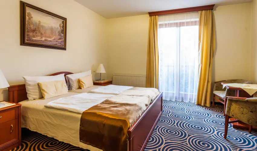 Sndor Hotel Pcs - Nyugdjas kedvezmnyes r reggelivel (1 jtl)