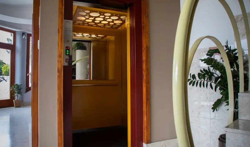 Sndor Hotel Pcs - Nyugdjas kedvezmnyes r reggelivel (1 jtl)