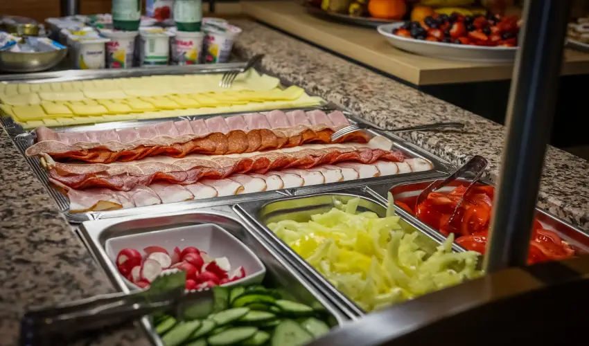 Sndor Hotel Pcs - Nyugdjas kedvezmnyes r reggelivel (1 jtl)