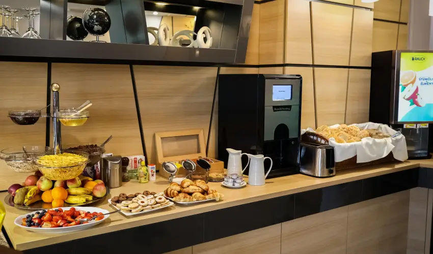 Sndor Hotel Pcs - Nyugdjas kedvezmnyes r reggelivel (1 jtl)