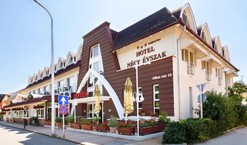 Hotel N�gy �vszak Hajd�szoboszl� - Nyugd�jas kedvezm�nyes �rak reggelis ell�t�ssal (1 �jt�l)