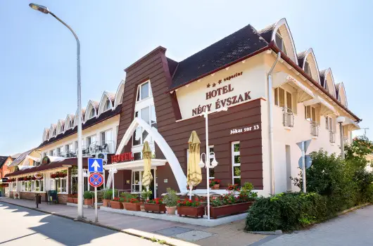 Hotel N�gy �vszak - Nyugd�jas kedvezm�nyes �rak reggelis ell�t�ssal (1 �jt�l)