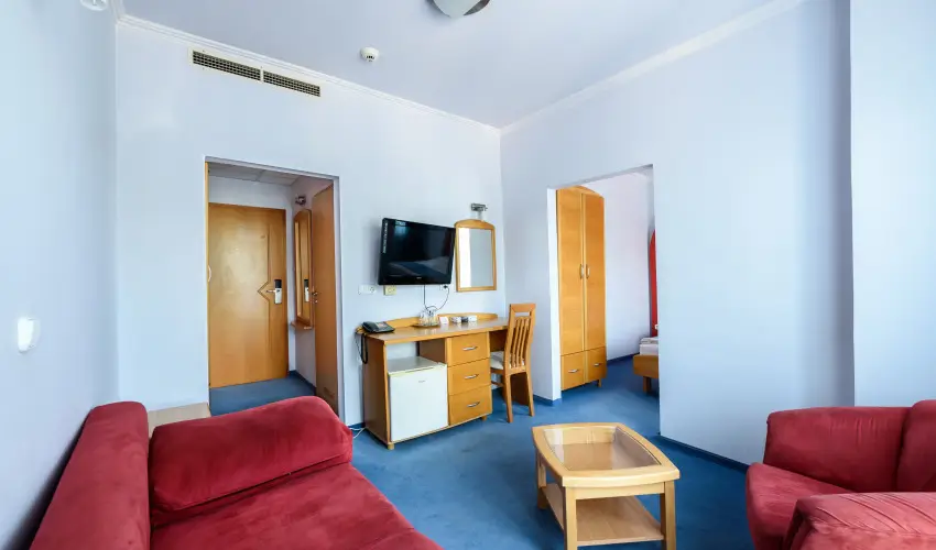 Hotel N�gy �vszak Hajd�szoboszl� - Nyugd�jas kedvezm�nyes �rak reggelis ell�t�ssal (1 �jt�l)
