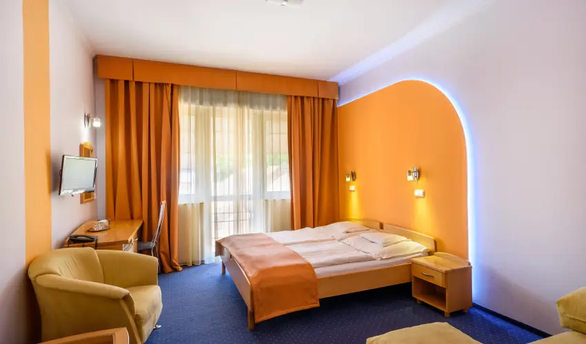 Hotel N�gy �vszak Hajd�szoboszl� - Nyugd�jas kedvezm�nyes �rak reggelis ell�t�ssal (1 �jt�l)