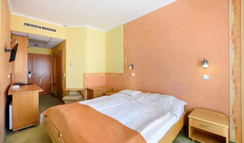 Hotel N�gy �vszak Hajd�szoboszl� - Nyugd�jas kedvezm�nyes �rak reggelis ell�t�ssal (1 �jt�l)
