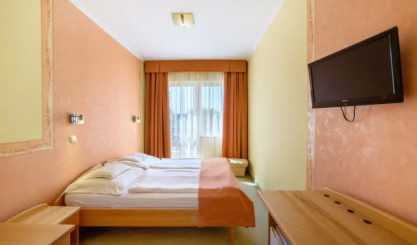 Hotel N�gy �vszak Hajd�szoboszl� - Nyugd�jas kedvezm�nyes �rak reggelis ell�t�ssal (1 �jt�l)