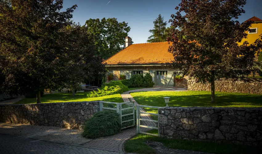 Hotel Sz�palma Porva-Sz�palmapuszta - Nyugd�jas kedvezm�nyes �rak (1 �jt�l)